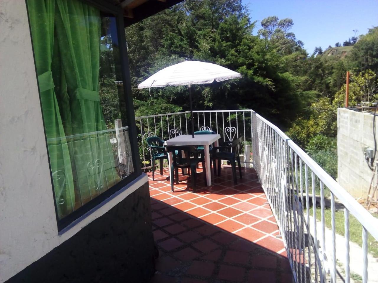 Vila Las Cabanas Castillos Del Lago Guatapé Exteriér fotografie